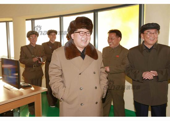 金正恩現(xiàn)場指導(dǎo)工作。