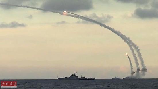 圖為里海艦隊軍艦從里海水域發(fā)射18枚“口徑-NK”巡航導(dǎo)彈。
