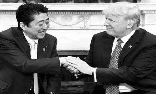 本來來訪者還應包括墨西哥總統(tǒng)培尼亞·涅托的。但特朗普簽署行政令稱要在美國和墨西哥之間建墻，還要向墨西哥出口到美國的商品加征20%關稅的行為惹怒了墨西哥人。