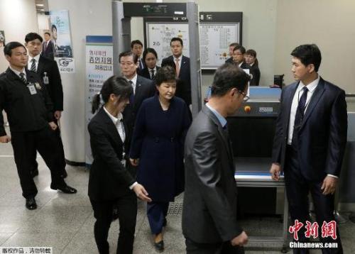 資料圖：當?shù)貢r間3月30日，韓國法院就是否批捕前總統(tǒng)樸槿惠進行審理，樸槿惠以犯罪嫌疑人身份出庭接受拘捕令實質(zhì)審查。