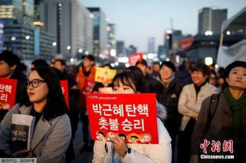資料圖：當?shù)貢r間3月10日上午，韓國憲法法院就總統(tǒng)彈劾案審判，樸槿惠被立即免去總統(tǒng)職務(wù)。當晚，韓國民眾走上首爾街頭舉行燭光集會。