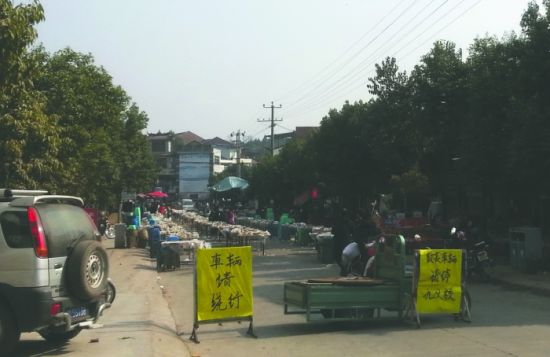 簡陽董家埂鄉(xiāng)，主干道被占道擺酒席