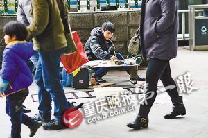街頭，張啟輝將自己的作品擺放出售。