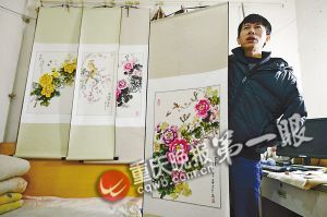 靠一根拇指夾畫筆，張啟輝繪出美麗色彩。