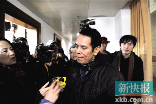 昨日,小華的父親胡國虎接受媒體記者采訪。新快報記者 孫毅/攝