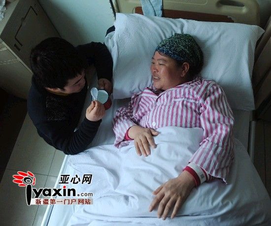 2月15日，馬友紅給病床上的母親喂水喝，對(duì)于家庭現(xiàn)在的處境，身患重癥的母親也時(shí)而感到愧對(duì)兒子。亞心網(wǎng)記者 張已 攝