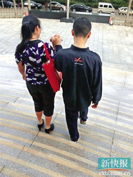李星兒與媽媽蔣女士牽手走出法院。 新快報記者 張國鋒/攝