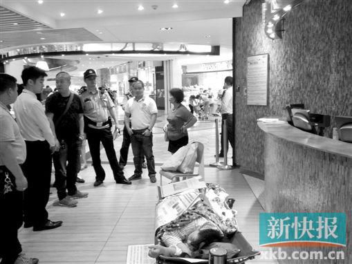 昨日，劉姐的行為引來眾人圍觀，警方再次到場進(jìn)行調(diào)解。