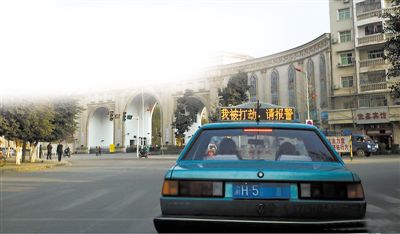 前天傍晚，石柱縣城內(nèi)，譚師傅開著“我被打劫，請報警”的出租車載客，市民看到后紛紛報警。網(wǎng)絡截圖
