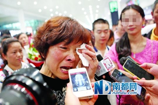 昨日，被拐25年的翁女士(粉紅色衣服者)與生母在深圳機場見面。