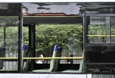 75路公交車車窗玻璃被砸碎。