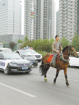 　馬拉汽車(chē)引人關(guān)注。