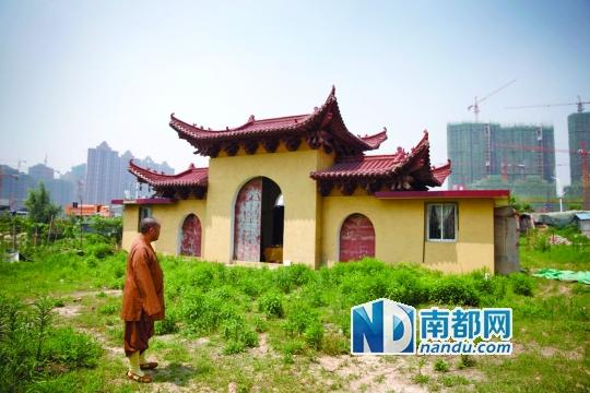 十里古寺2008年被拆,現(xiàn)在只剩下一個廟門。南都記者 陳志剛 攝
