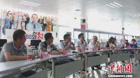 　招聘會現(xiàn)場，用人單位老板一字排開，與求職者面對面交流　李超慶　攝