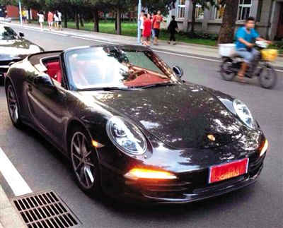 近日，一組“北體大畢業(yè)典禮豪車云集堪比車展”組圖在網(wǎng)絡爆紅。網(wǎng)絡截圖
