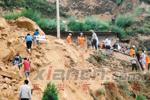 昨日，公安、消防人員在事故現(xiàn)場搜救