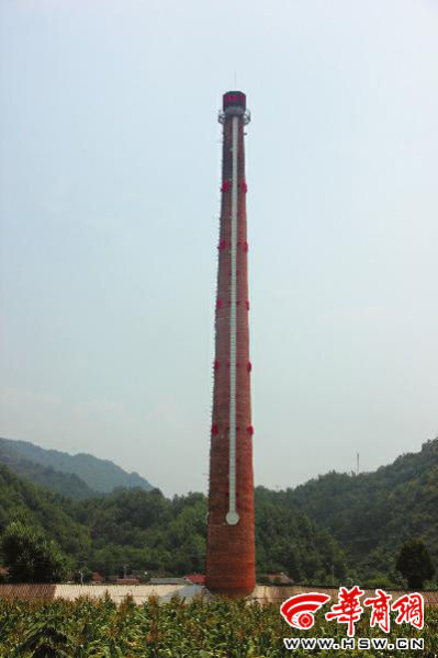 昨日中午，68米高的“溫度計”最上端，顯示著實時溫度