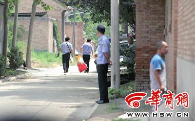 昨日，西安市閻良區(qū)譚家村，警方在事發(fā)的孫某家里勘查現(xiàn)場后，將提取的物證帶走 記者 黃利健 攝