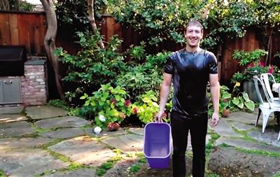 8月13日，F(xiàn)acebook CEO扎克伯格應新澤西州州長挑戰(zhàn)將一桶冰水從自己頭上淋下，他表示所做的一切都是為了慈善，并挑戰(zhàn)比爾·蓋茨。