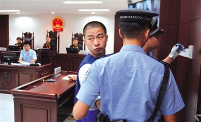 宣判后，馬凱被帶出法庭時(shí)，沖著旁聽(tīng)席上的姐姐喊道：“照顧好媽”。