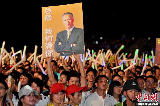 資料圖：2011年深圳富士康舉辦慈善晚會(huì)。