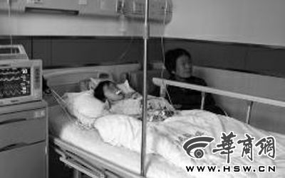 昨日下午，在延長縣醫(yī)院，外婆守在5歲的黑鈺雅病床前