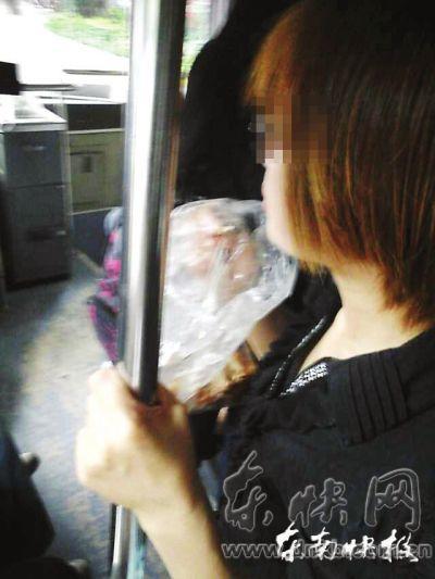 擁擠的公交車內，這位姑娘正在嚼螃蟹網友供圖