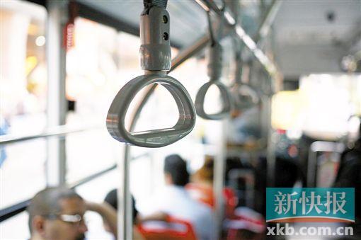 ■公交車上的拉環(huán)只是用來扶手的。新快報攝影記者祝賀/攝