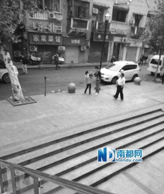 10月18日，武漢一男子抓住環(huán)衛(wèi)工打耳光。