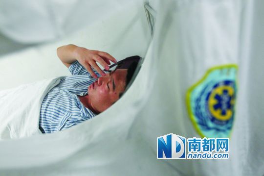 19日，北大深圳醫(yī)院，透過(guò)被撕破的工作服，急診科醫(yī)護(hù)人員申洪濤身體多處被醉酒男子抓傷。
