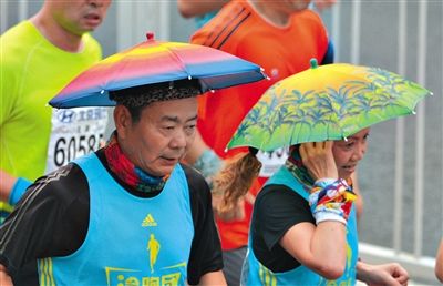 兩名戴著傘帽的參賽者正在參加比賽。