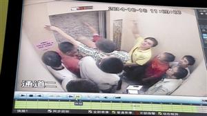 被困人員輪流砸墻進行自救。