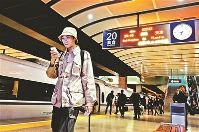 家住天津，在北京工作，呂先生每天乘坐京津城際列車上下班