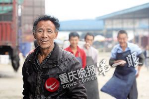 唐再海因為皮膚黝黑，工友們都打趣地稱呼他為“非洲人”。