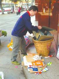 王光偉靠收廢品拾荒為生，每月僅有1000元的微薄收入。