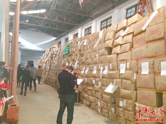 11月5日，執(zhí)法人員清理出來的假安全套把上千平方米的倉庫堆得滿滿的。