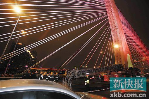 昨日深夜，橋上東側空出兩條車道用來救援。