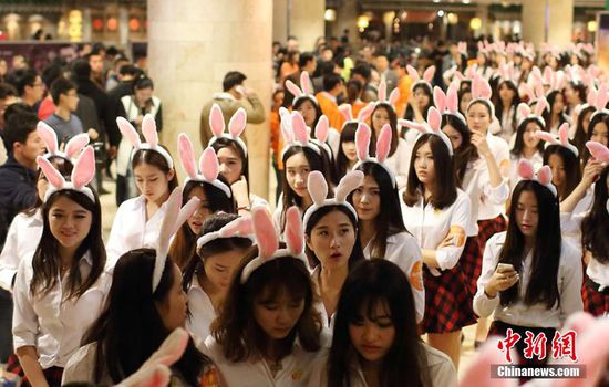 11月11日晚，一百位統(tǒng)一打扮的“兔女郎”現(xiàn)身南京新街口，逛街看電影玩快閃，走到哪里都被圍觀。