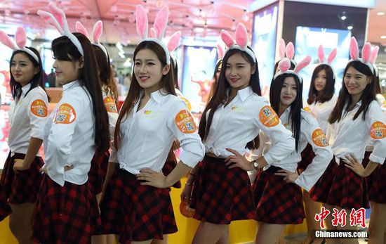 11月11日晚，一百位統(tǒng)一打扮的“兔女郎”現(xiàn)身南京新街口，逛街看電影玩快閃，走到哪里都被圍觀。