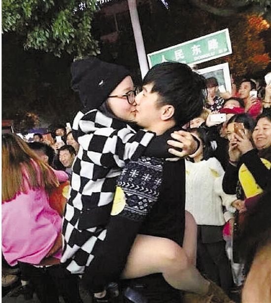 雖只是縣城的比賽，但水準著實不低，居然有選手采用考拉式。