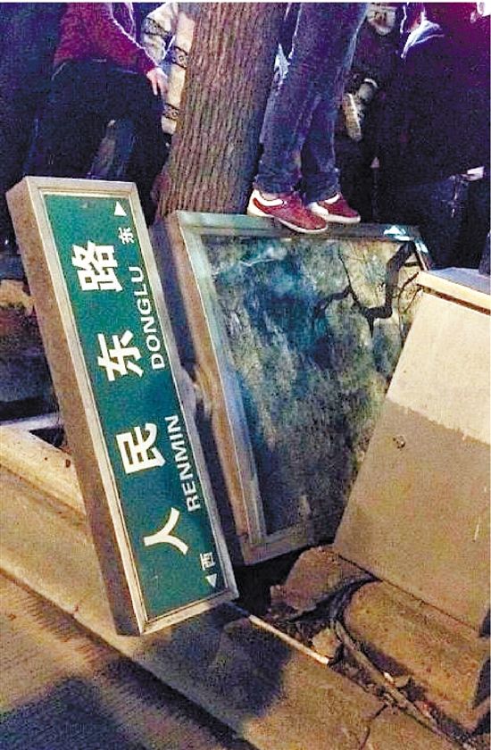 路牌都踩翻，還有人上了樹，城管不出手，也確實不大合適。