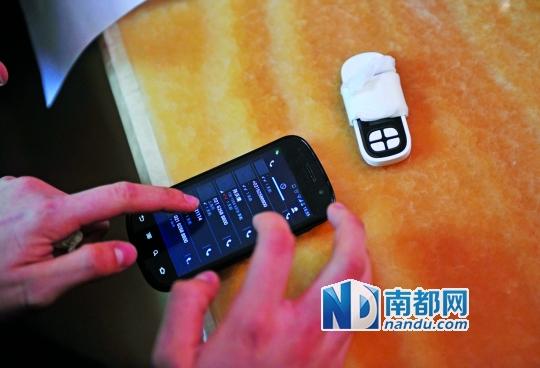 一個(gè)號(hào)碼為021-62588800的電話自稱上海靜安區(qū)公安分局，騙走了小程148萬(wàn)。記者 梁煒培 攝
