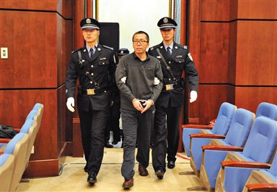 楊秀宇被帶入法庭。昨日，楊秀宇及女下屬盧梅因非法經(jīng)營罪獲刑4年、一年半并處罰金。