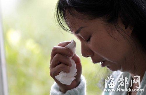 小梅的媽媽看到女兒發(fā)來的信息，就忍不住落淚