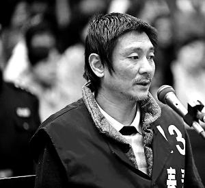 庭審時(shí)，鄭東稱自己想隨女兒一起去，請求法院判他死刑立即執(zhí)行