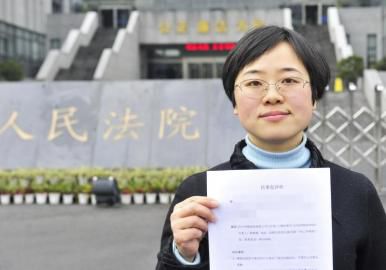 12月3日，起訴代理人出示公訴書。