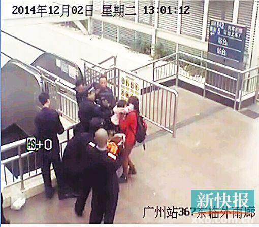 民警果斷將孩子救下,并控制跳樓男子。 通訊員圖(視頻截圖)