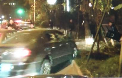 作案嫌疑車輛竄上綠化帶。（據(jù)警方視頻截圖）