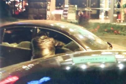 一警察試圖讓汽車停下。