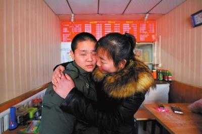 何女士找到了兒子小新后，把兒子緊緊抱在懷里。京華時報記者趙思衡攝
